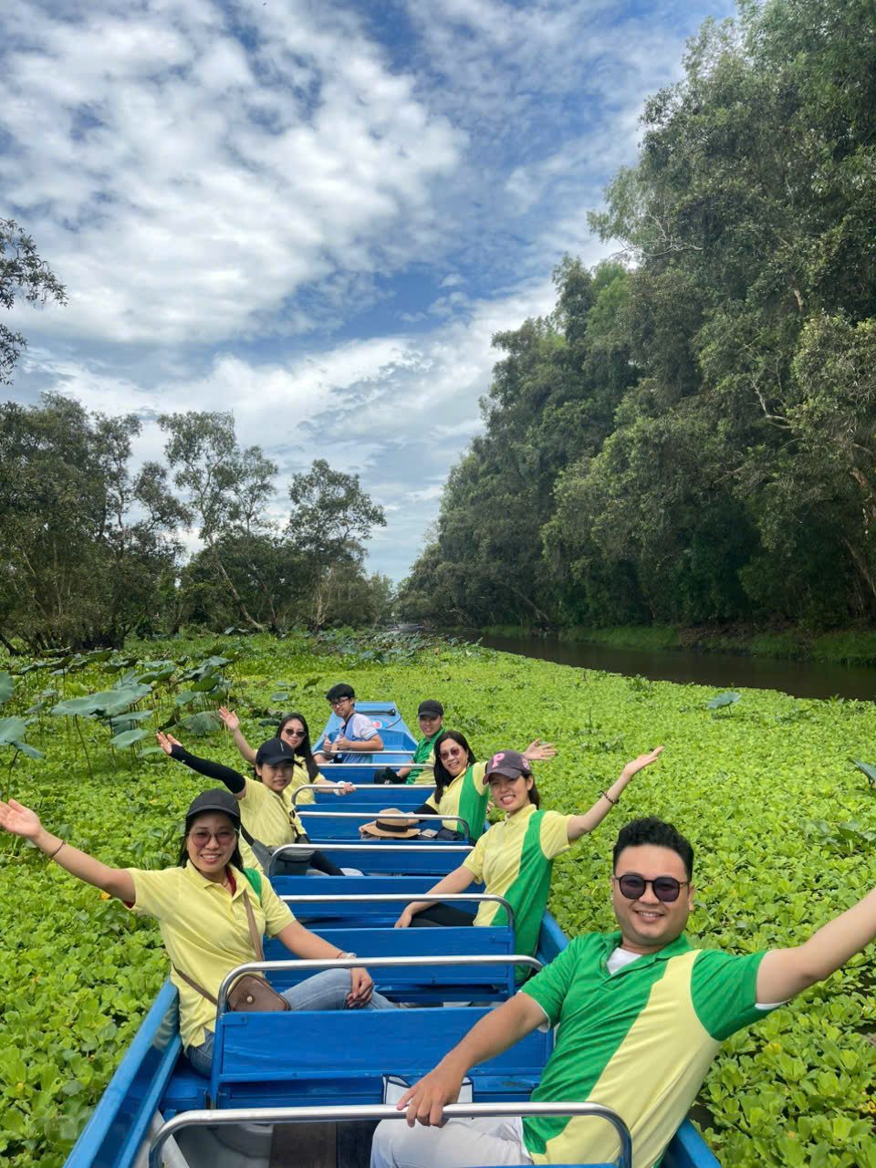 Khách hàng 4U Retreats trên xuồng giữa Rừng Tràm